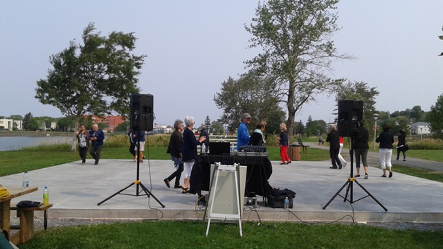 Agrandissement de la piste de danse au parc des Îles